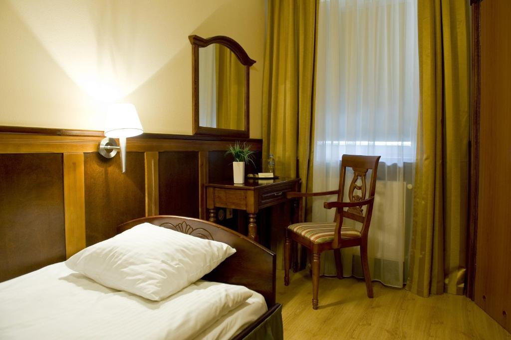 Łóżko lub łóżka w pokoju w obiekcie Hotel Kresowianka