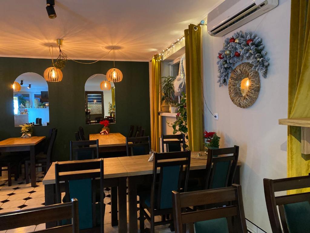Reštaurácia alebo iné gastronomické zariadenie v ubytovaní Magurska Ostoja