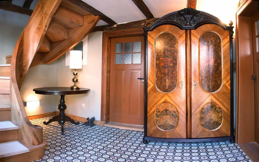 eine große Holztür in einem Zimmer mit einem Tisch in der Unterkunft Haus Yenife in Göcklingen