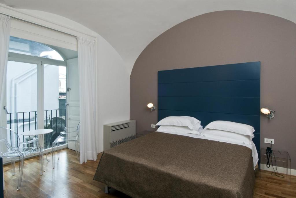 Postel nebo postele na pokoji v ubytování Hotel Piazza Bellini & Apartments