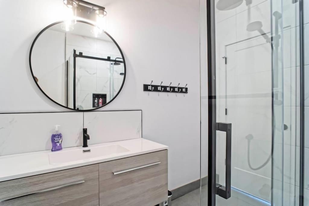 W łazience znajduje się umywalka i lustro. w obiekcie Bromont Lodge 871 Shefford suite 205 w mieście Bromont