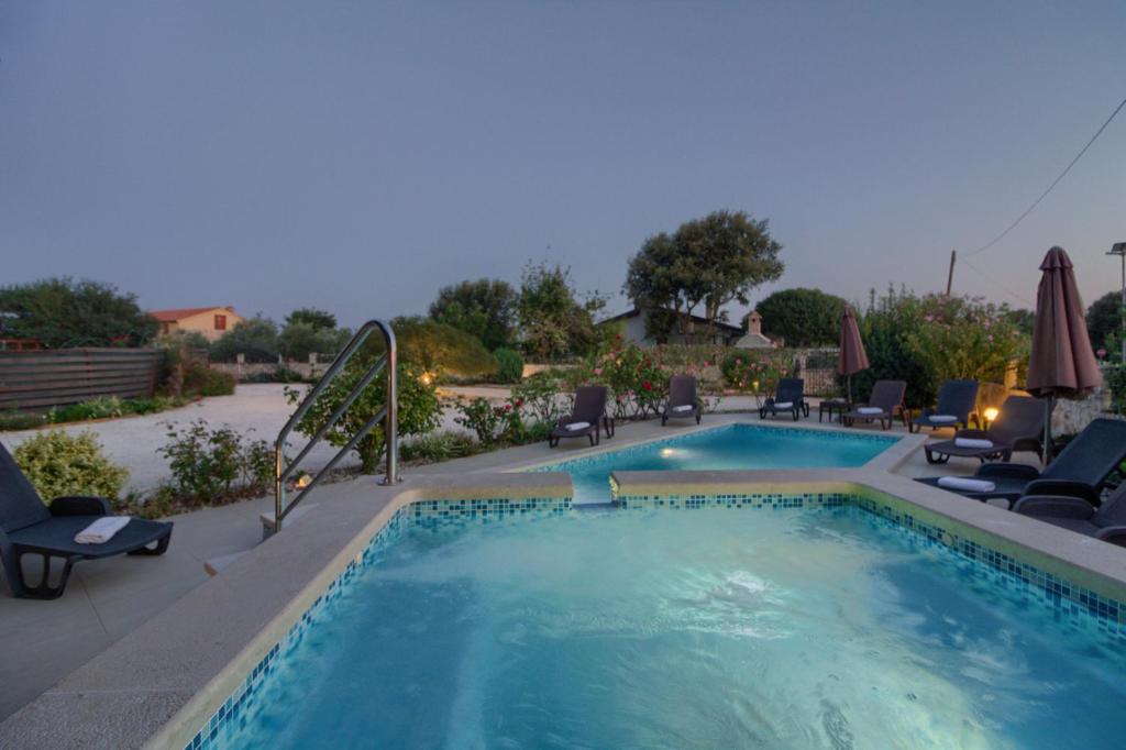 Charming villa Nera with pool and hydromassage near the beach - Villa With Private Pool