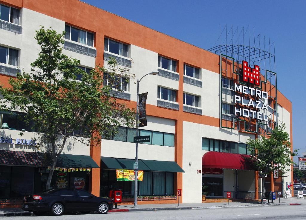 een zwarte auto geparkeerd voor een gebouw bij Metro Plaza Hotel in Los Angeles