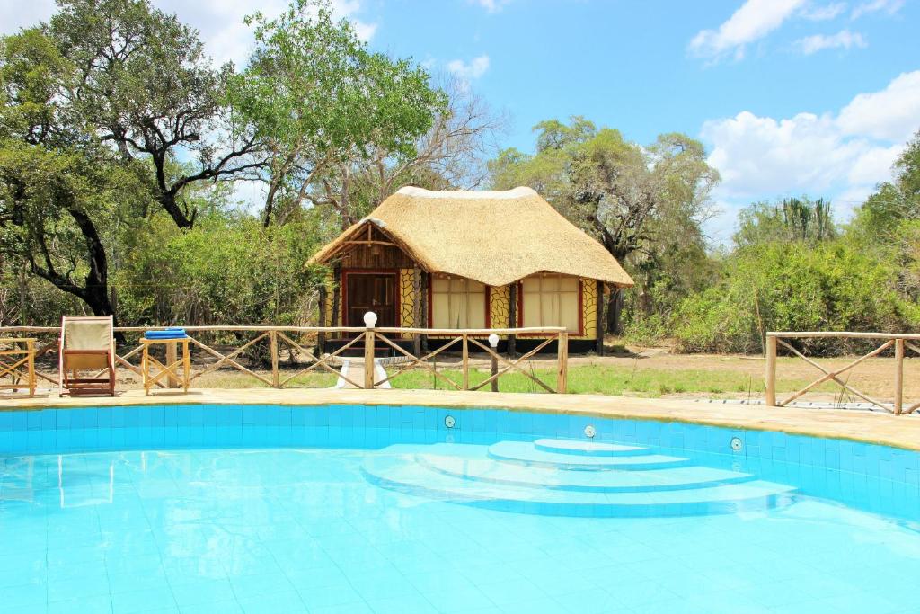 strzechą z basenem przed nią w obiekcie Africa Safari Selous Nyerere national park w mieście Nyakisiku