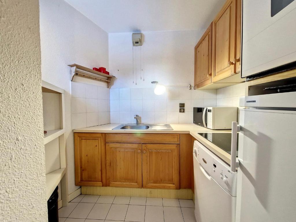 Kuchyňa alebo kuchynka v ubytovaní Appartement confortable proche centre, pistes et parking couvert - FR-1-518-116