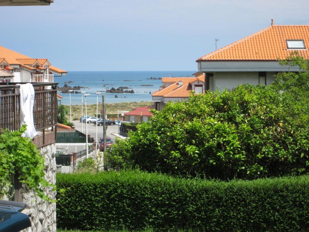 - une vue sur la ville avec ses maisons et l'océan dans l'établissement Habitaciones López Azcona, à Noja