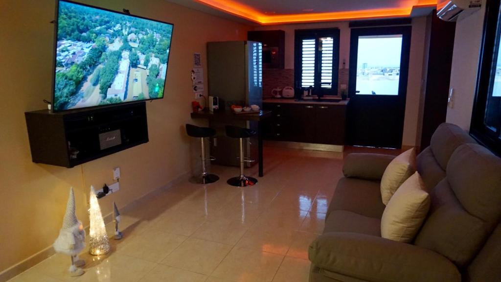 TV a/nebo společenská místnost v ubytování Sweet House 3