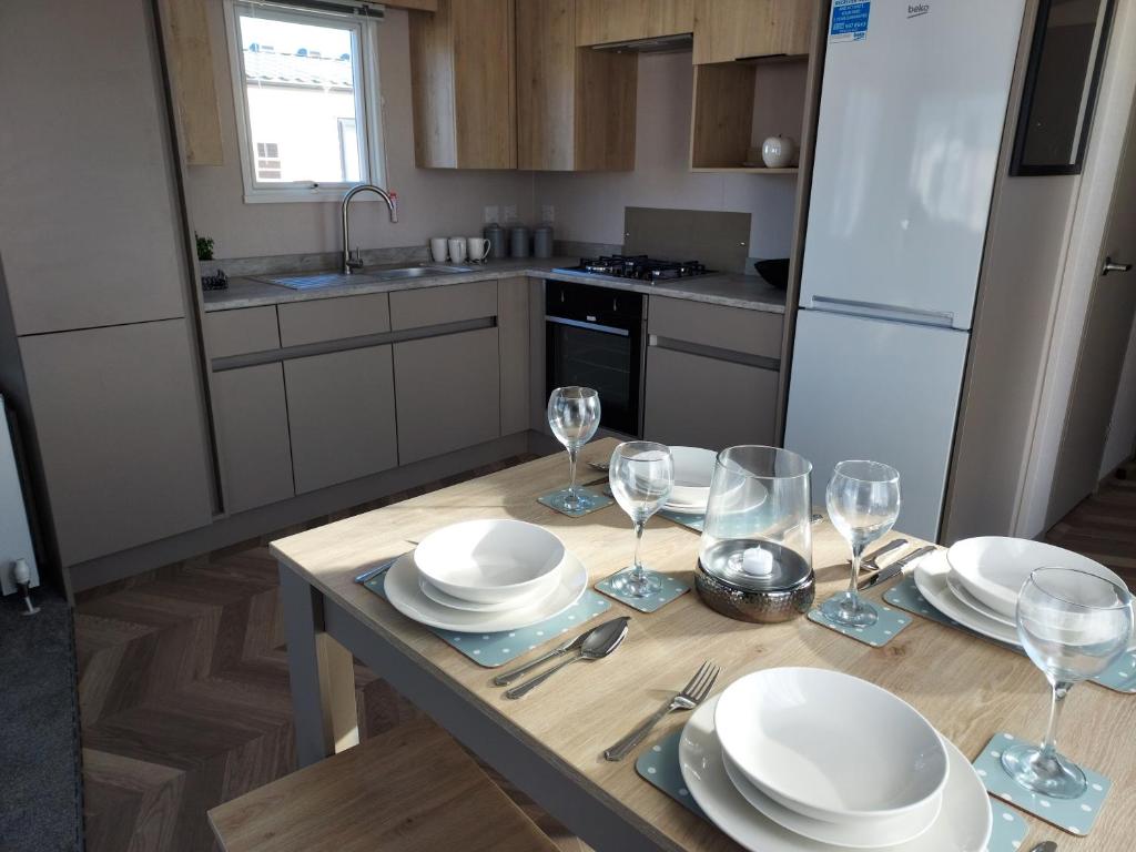 Virtuvė arba virtuvėlė apgyvendinimo įstaigoje Hoburne Bashley Self-Catering Holiday Home
