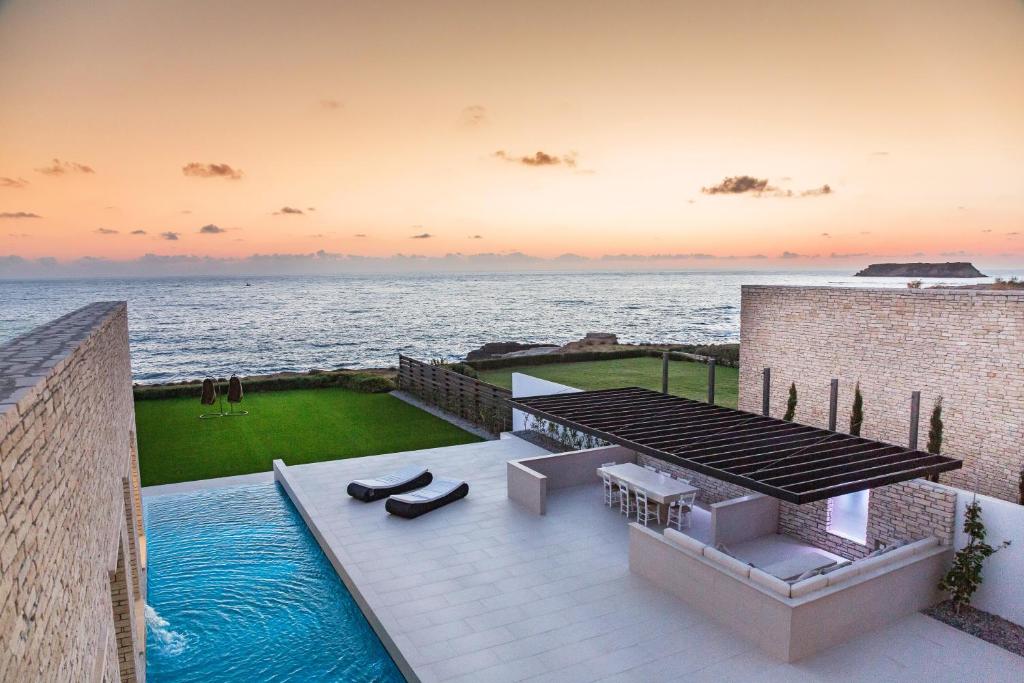 uma vista para o oceano a partir da varanda de uma casa em Cap St Georges Villas em Peyia