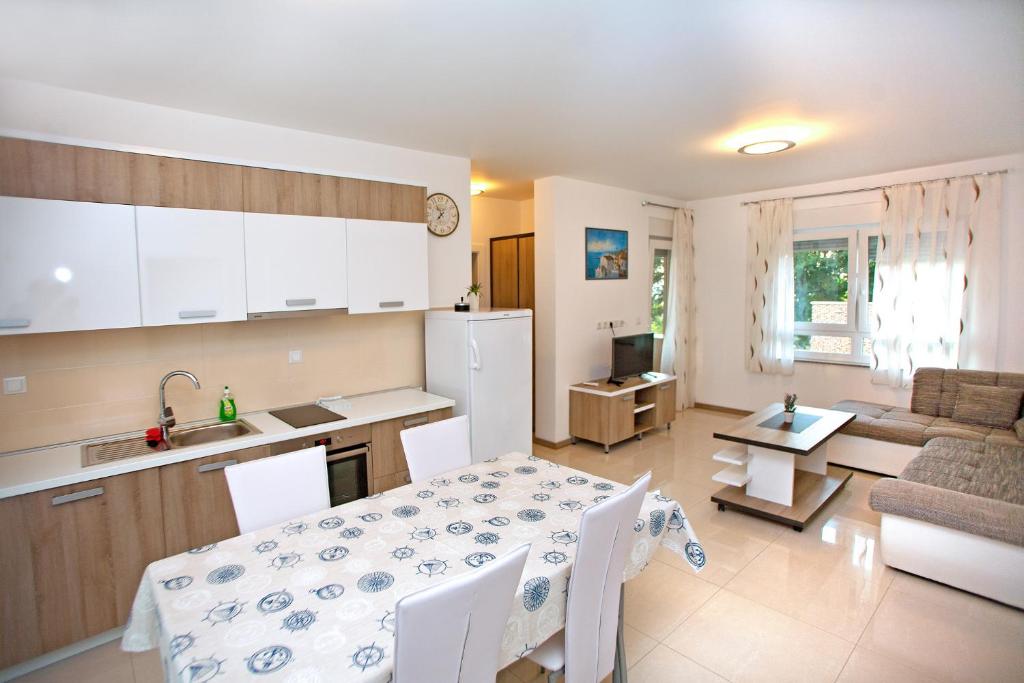 Kuchnia lub aneks kuchenny w obiekcie Apartments Maslina III