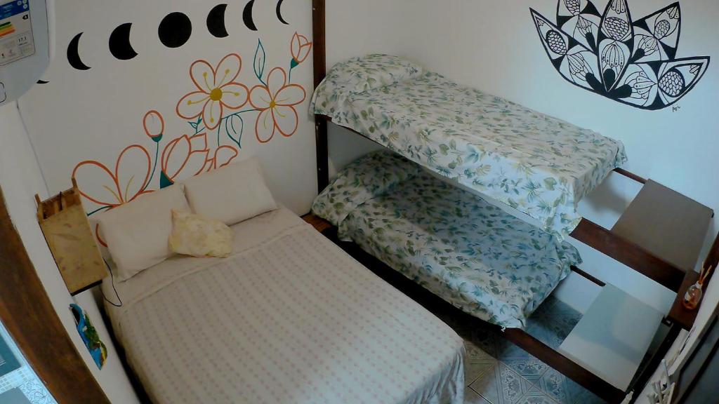 Habitación pequeña con 2 escaleras y sofá en Hostel FreeDive Inn, en Morro de São Paulo