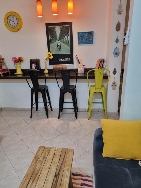 sala de estar con sillas y mesa con TV en סוויטת פינת השקד en Rosh Pinna