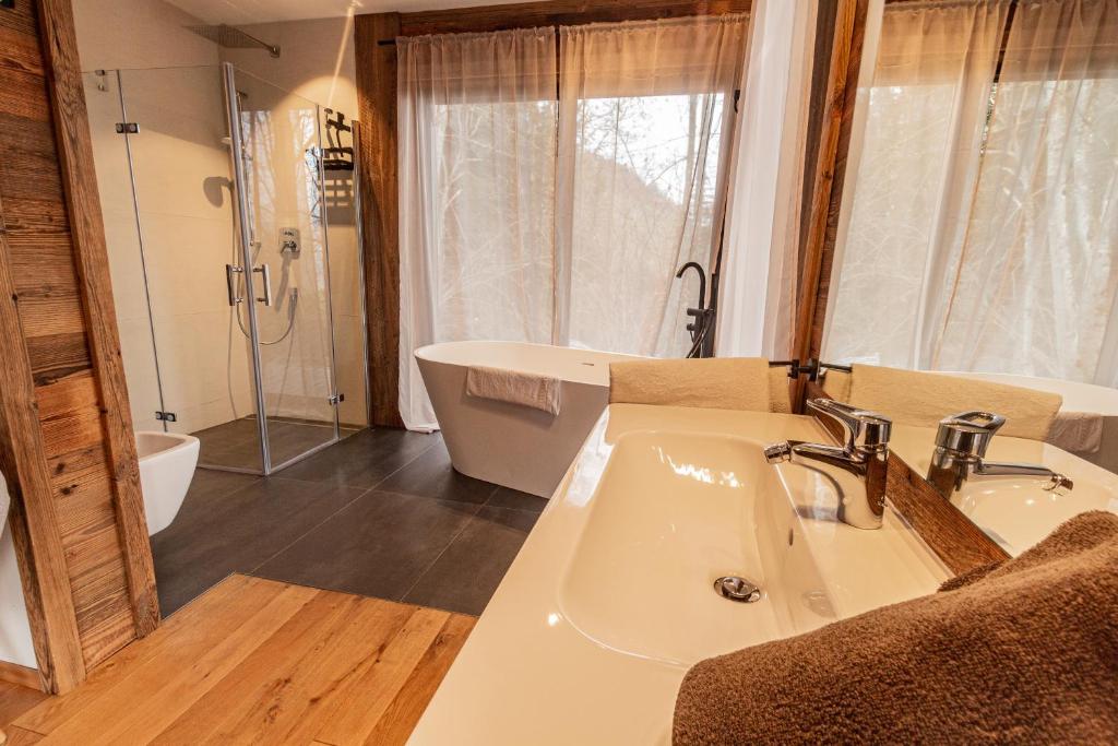 A bathroom at Chalet Dinkel in Niedernsill
