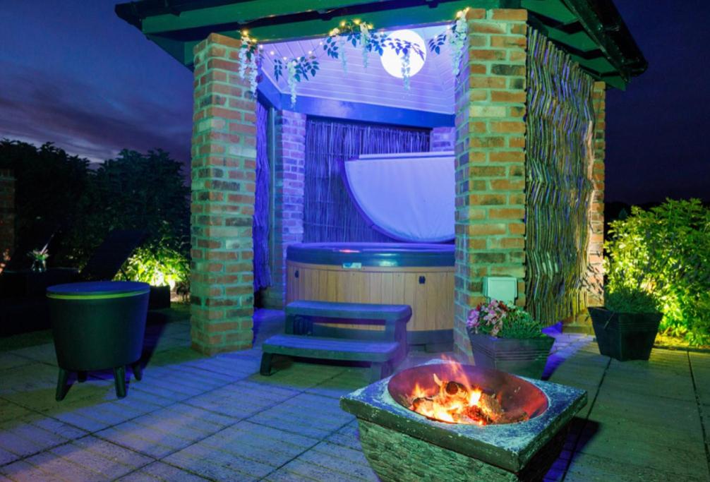 a backyard with a bath tub and a fire pit at Lincoln Holiday Retreat Cottage with Private Hot Tub in Lincoln