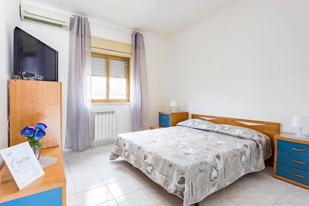 1 dormitorio con 1 cama y TV de pantalla plana en casa Simona en Catania