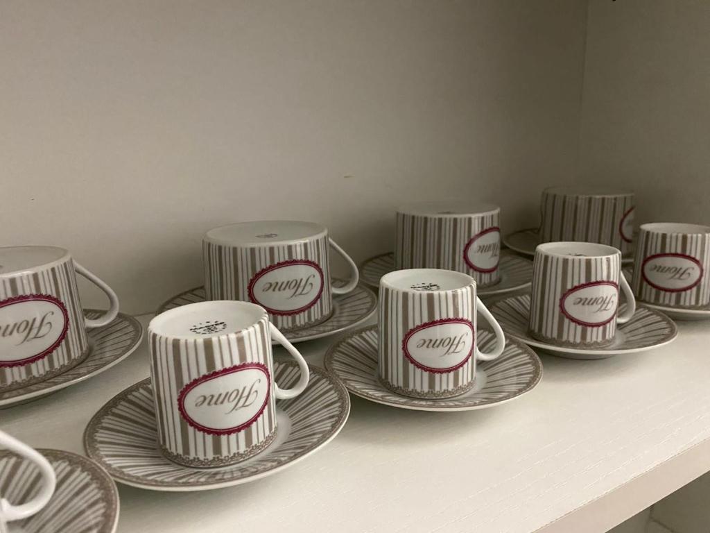 Príslušenstvo na prípravu kávy alebo čaju v ubytovaní Trilocale in Piazza Duomo