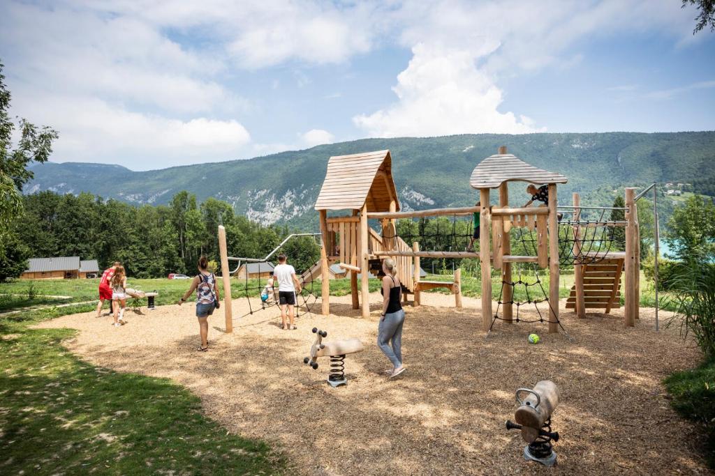 Herní místnost nebo prostor pro děti v ubytování Huttopia Lac d'Aiguebelette