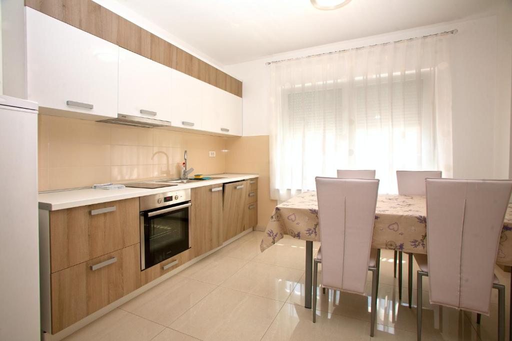 Kuchnia lub aneks kuchenny w obiekcie Apartments Maslina III