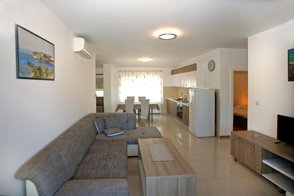 Kuchnia lub aneks kuchenny w obiekcie Apartments Maslina III