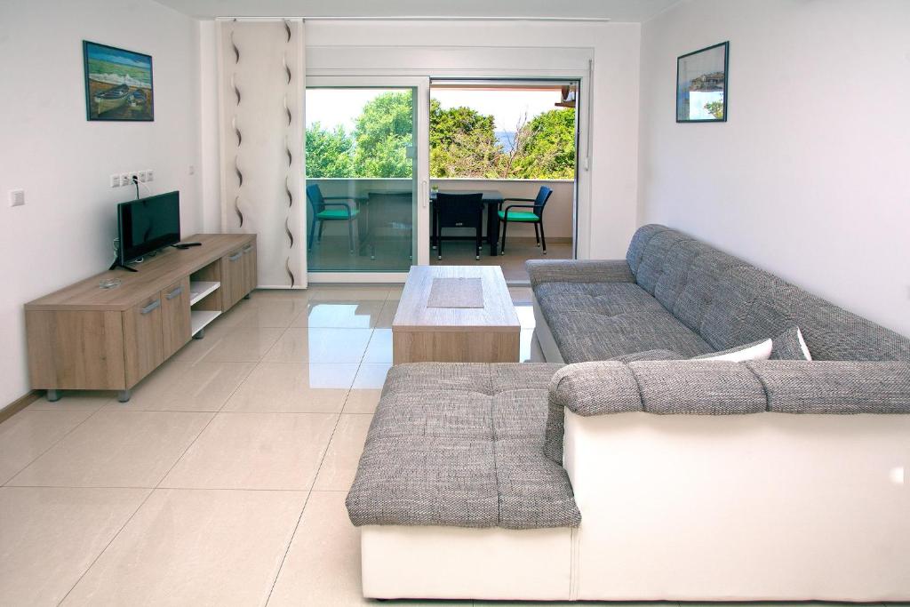 Telewizja i/lub zestaw kina domowego w obiekcie Apartments Maslina III