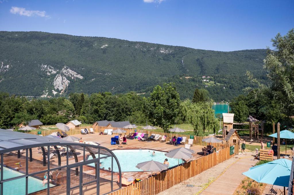 Camping Huttopia Lac d'Aiguebelette , Saint-Alban-de-Montbel, France - 74  Commentaires clients . Réservez votre hôtel dès maintenant ! - Booking.com