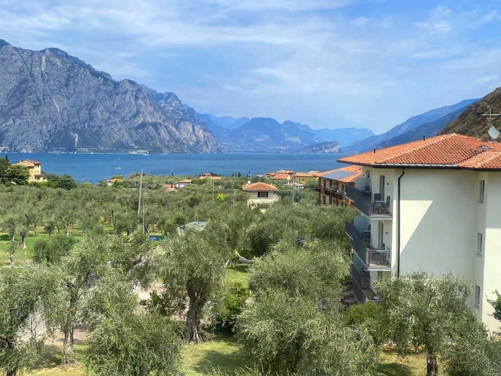 von einem Gebäude aus einen Blick auf den See in der Unterkunft Albergo Bar Ristorante Alla Rama in Malcesine