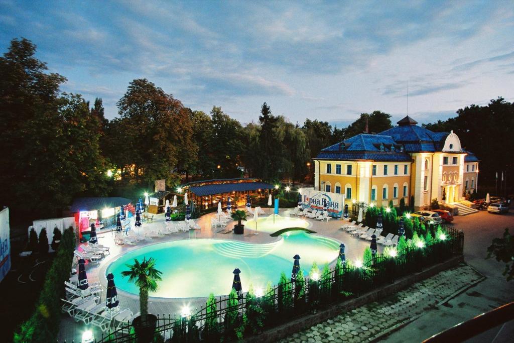 Vaizdas į baseiną apgyvendinimo įstaigoje Семеен хотел Анна-Кристина arba netoliese