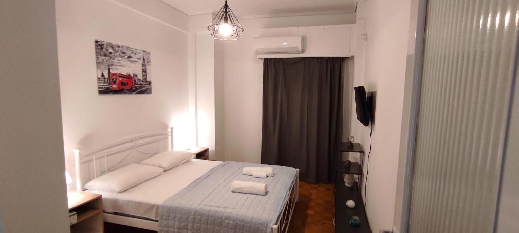 - une chambre avec un lit et des serviettes dans l'établissement Athens center cozy apartment near acropolis, à Athènes