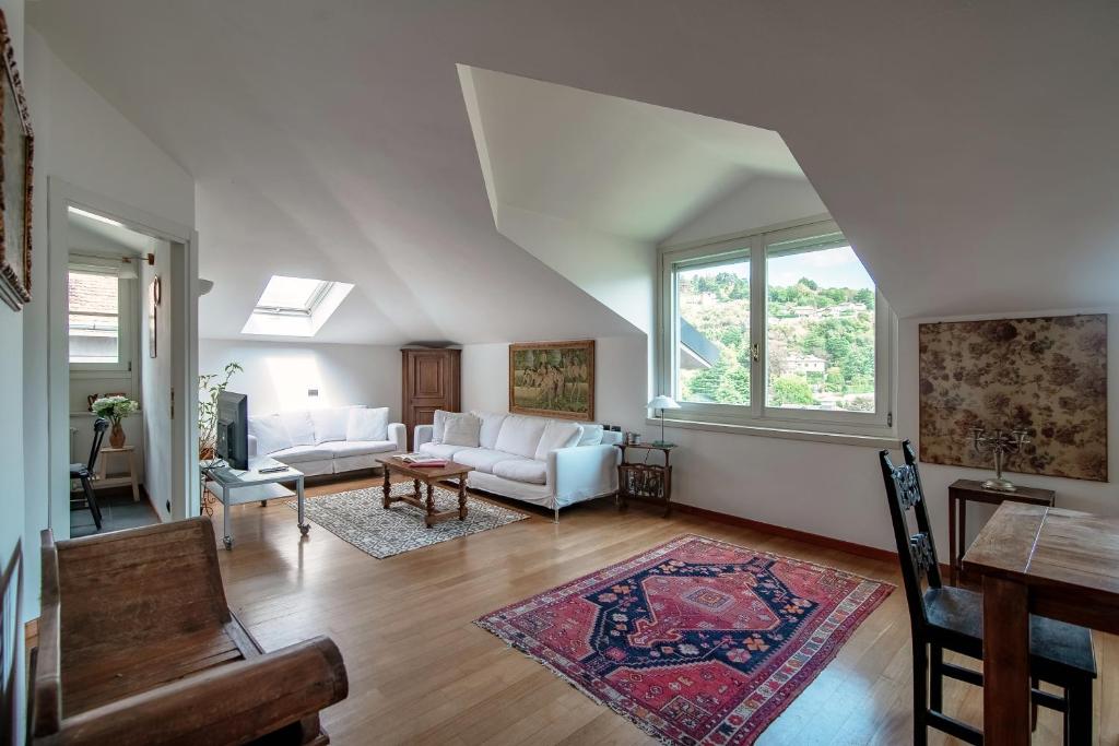 Posedenie v ubytovaní I D'A Charming Penthouse - LAKE VIEW- Como- House-130 mt-2 double bedrooms and 2 double bathrooms a spacious living room-Full equipped kitchen-Private garden and terrace-Private covered parking