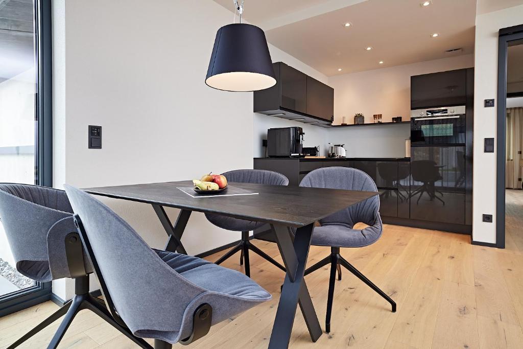 stół jadalny i krzesła w kuchni w obiekcie dasVolks w mieście Oberstdorf