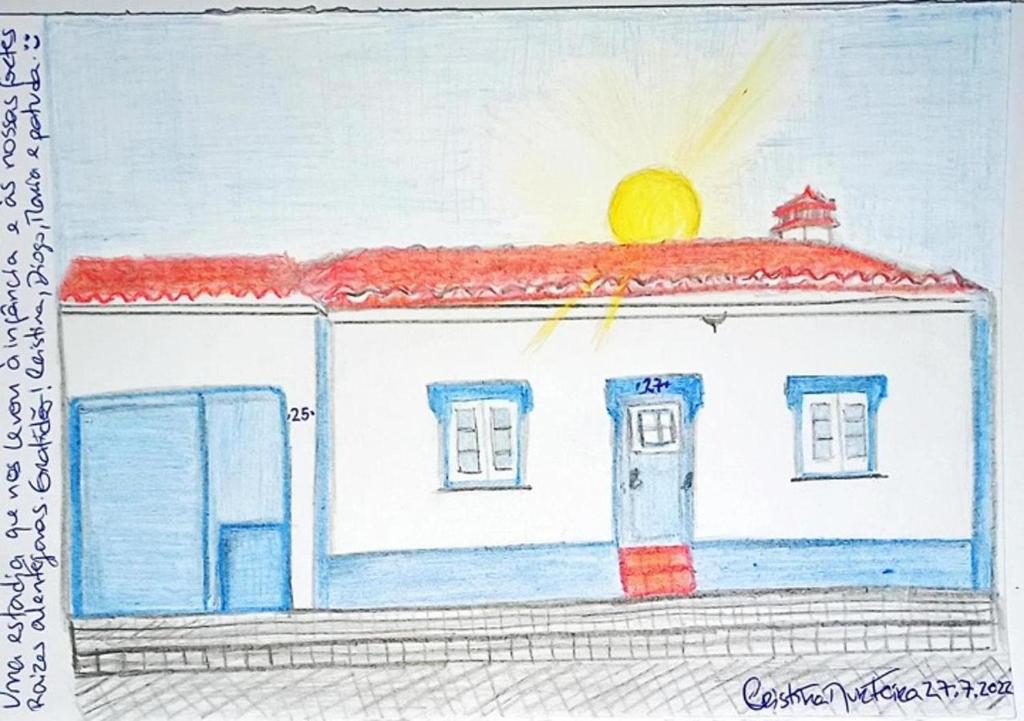 un dibujo de una casa con el sol en el techo en Casa Campinho en Campinho