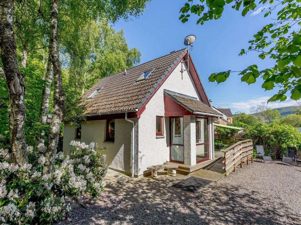 BearnockにあるGlen View Of Enrick Houseの赤屋根の小さな白い家