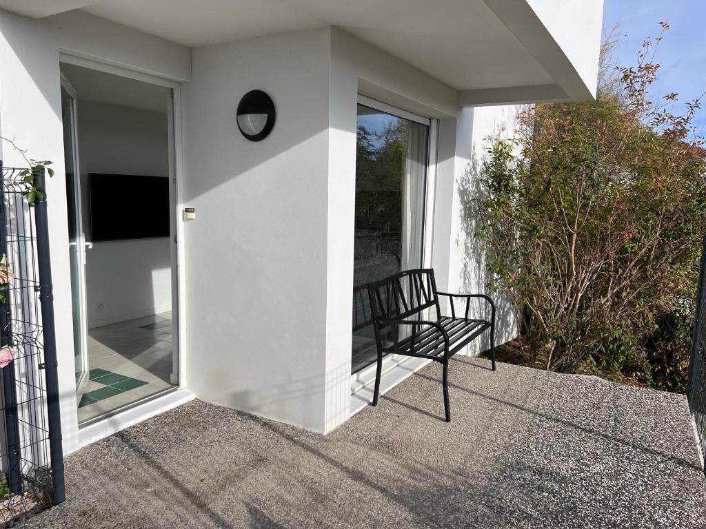 une horloge sur le côté d'une maison blanche dans l'établissement 2 Pièces avec vue panoramique sur Clermont-Ferrand, à Clermont-Ferrand