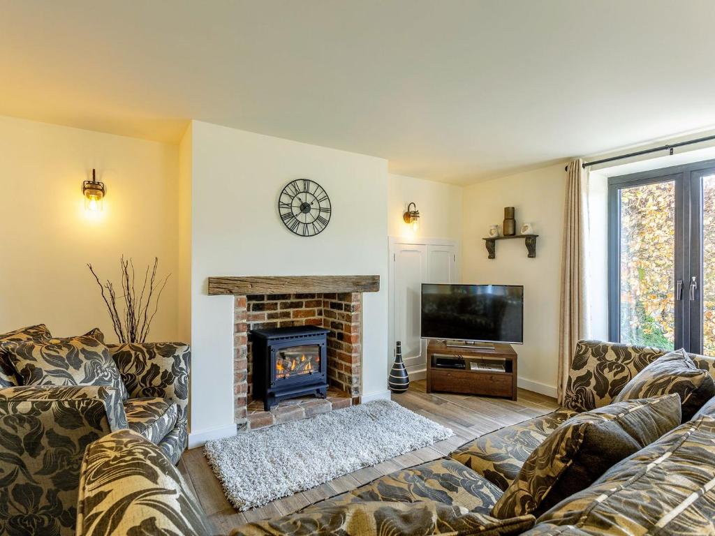 a living room with a couch and a fireplace at East Cottage - Ukc4432 in Brent Knoll