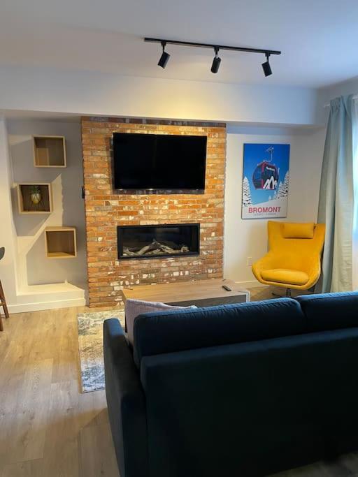 TV a/nebo společenská místnost v ubytování 871 shefford suite 207 3chambres