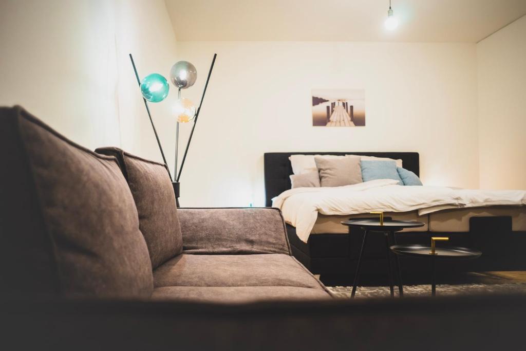 a living room with a couch and a bed at TempMents in Berlin