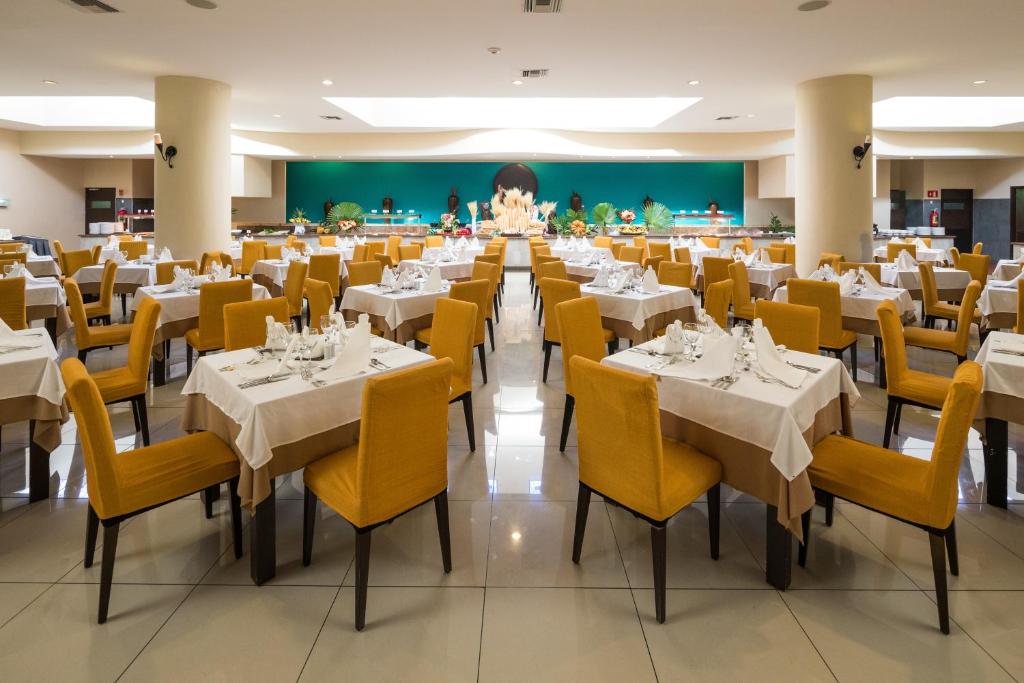 Un restaurante o sitio para comer en BlueBay Grand Esmeralda-All Inclusive