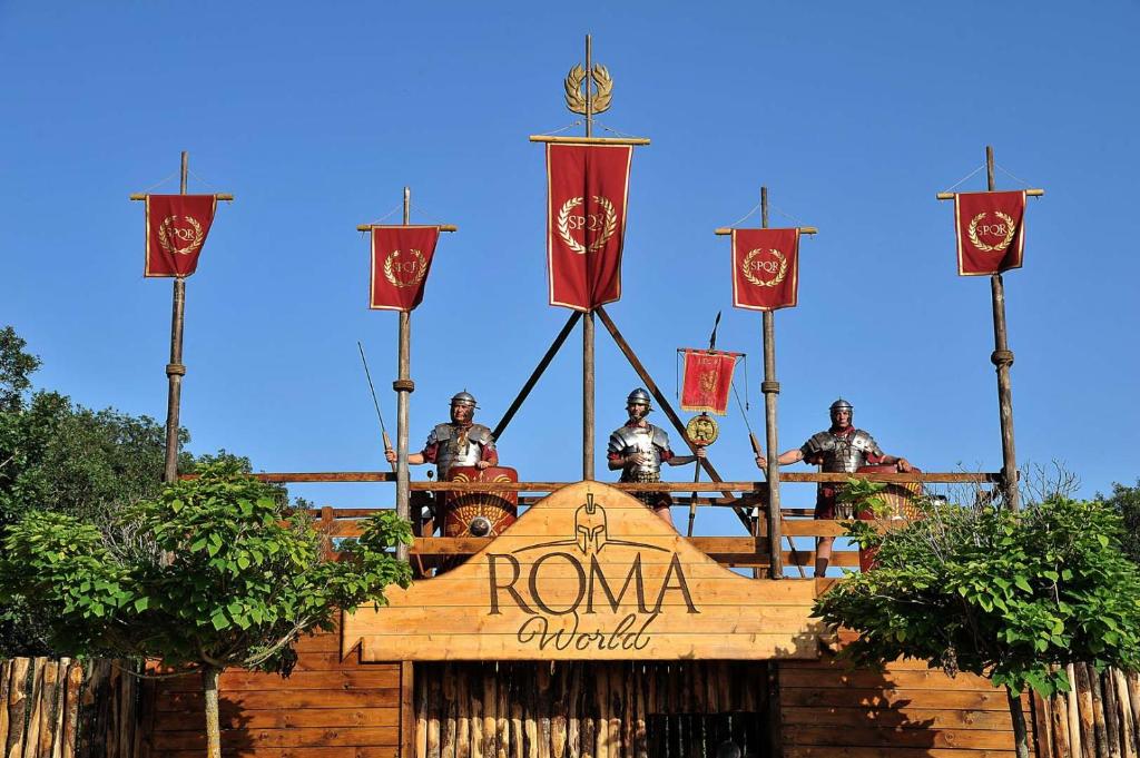 un cartello in legno con samurai in cima a un edificio di Tenda a Roma World a Roma