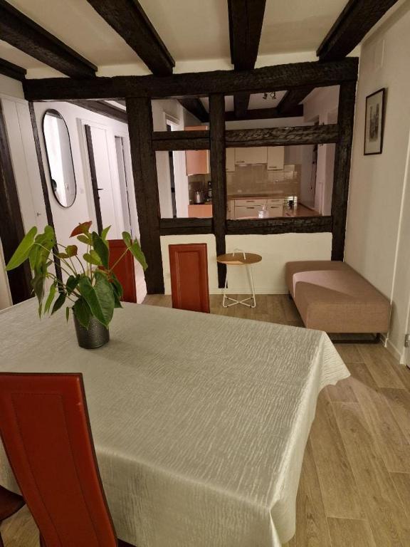 Posedenie v ubytovaní NEW LOFT CENTRE VIEILLE VILLE, VUE PETITE VENISE Parking, Balcon 2 chambres
