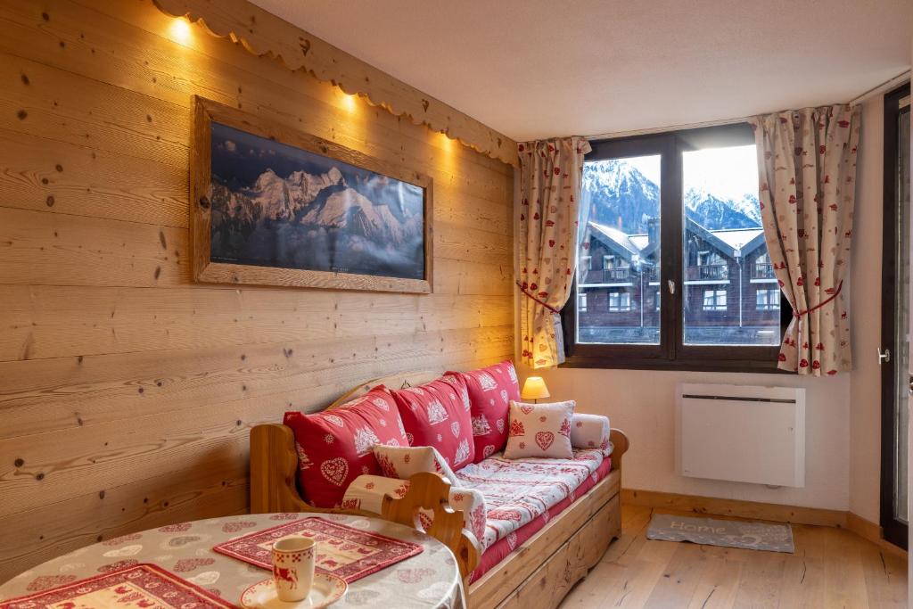un soggiorno con divano e tavolo di Amanuq lovely apartment a Chamonix-Mont-Blanc
