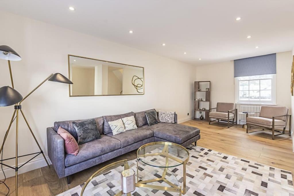 Knightsbridge Townhouse Opposite Harrods, London