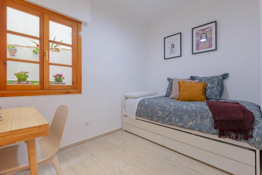 Posteľ alebo postele v izbe v ubytovaní Bright apartment with patio and balconies in the center