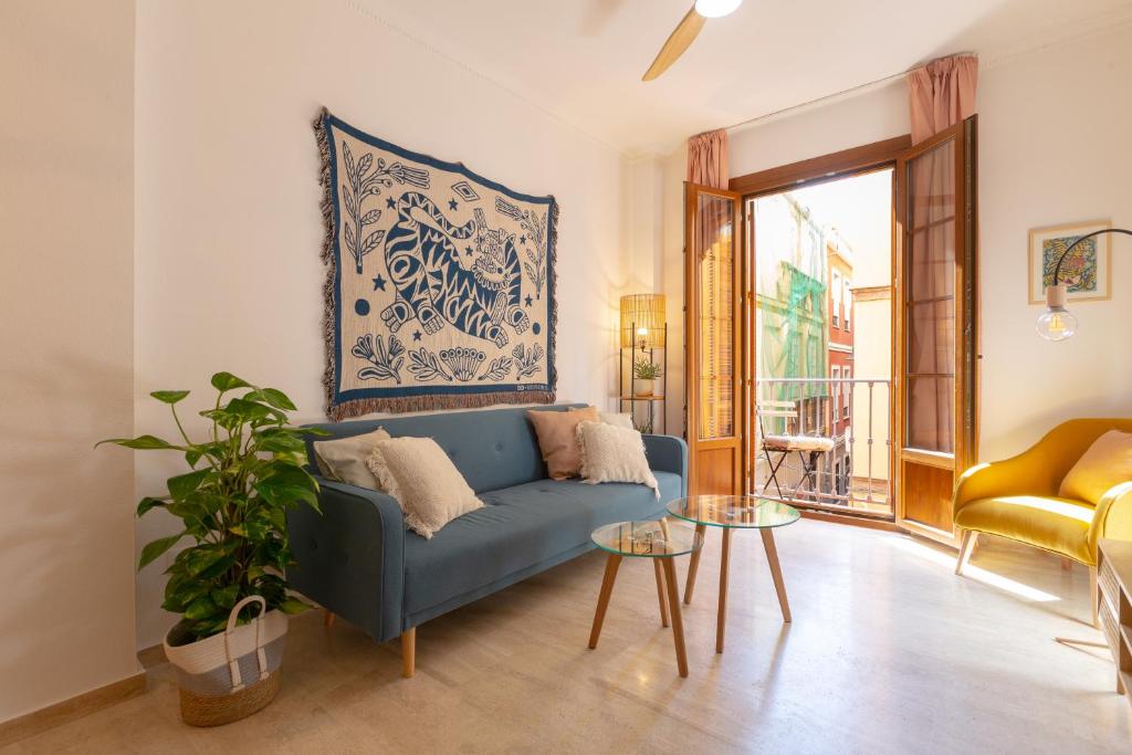 Posedenie v ubytovaní Bright apartment with patio and balconies in the center