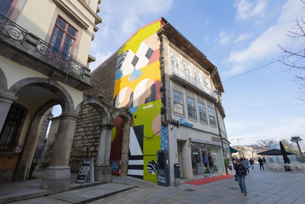 a building with a painting on the side of it at Casa Augusta 2 in Braga