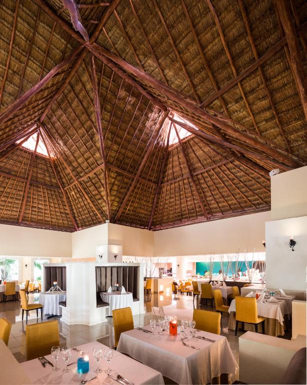 Un restaurante o sitio para comer en BlueBay Grand Esmeralda-All Inclusive