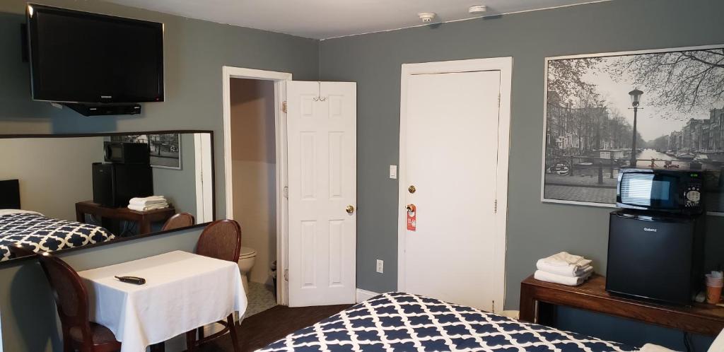 Postel nebo postele na pokoji v ubytování Jones Beach Hotel