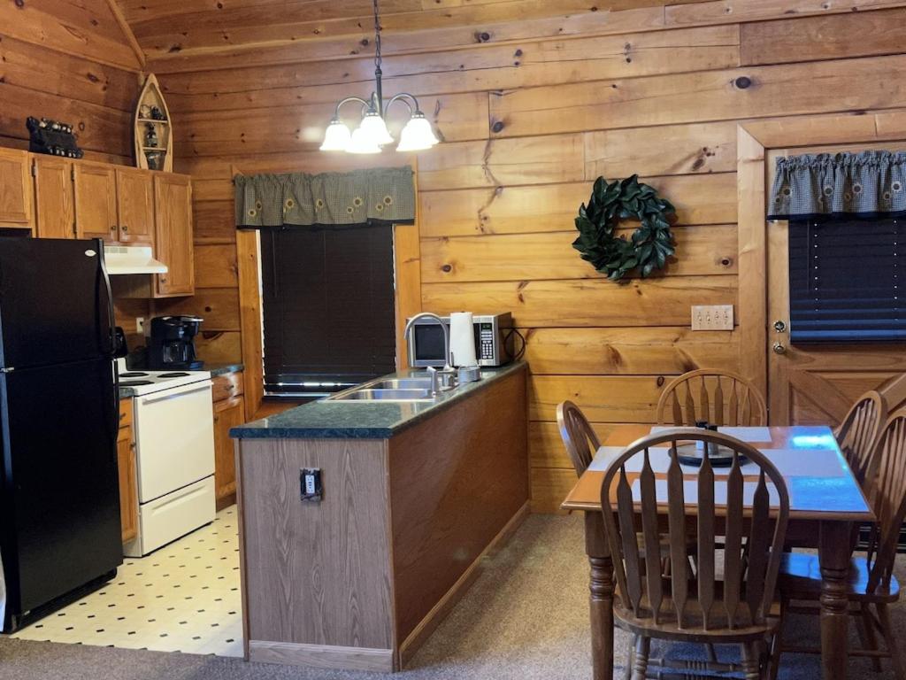 Story Brook: Beautiful true log cabin! Close to Dollywood, State Park, and more!にあるキッチンまたは簡易キッチン