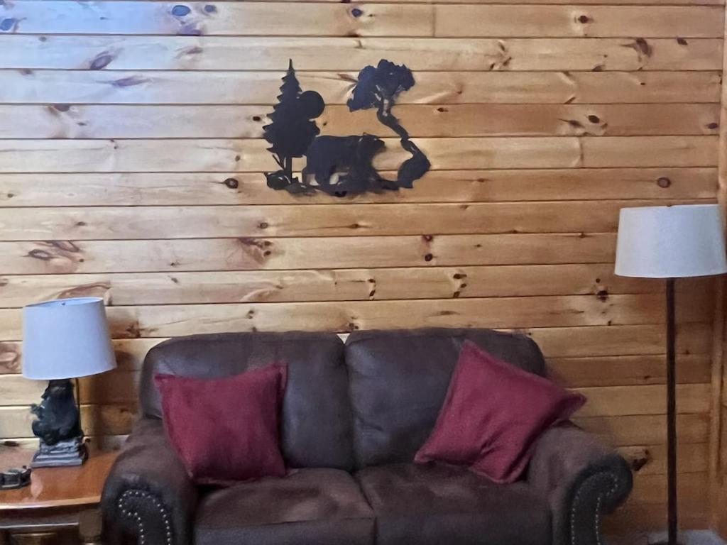 Story Brook: Beautiful true log cabin! Close to Dollywood, State Park, and more!にあるシーティングエリア