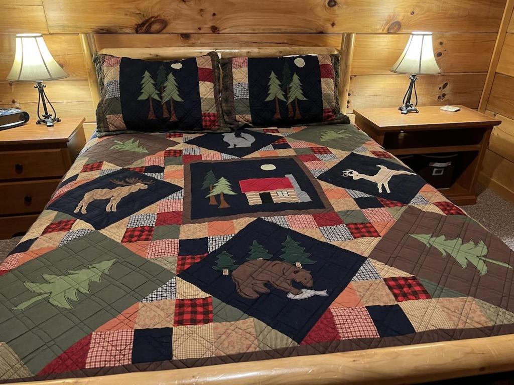 Story Brook: Beautiful true log cabin! Close to Dollywood, State Park, and more!にあるベッド