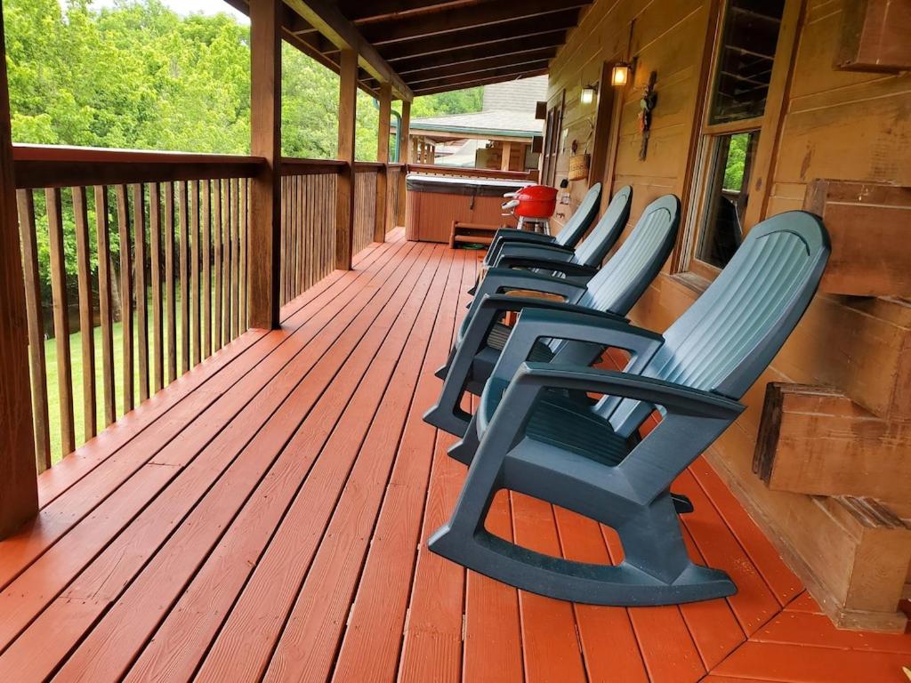 Story Brook: Beautiful true log cabin! Close to Dollywood, State Park, and more!にあるバルコニーまたはテラス